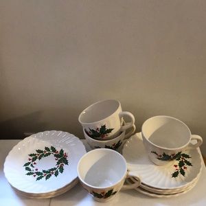 Vintage Christmas teacup and dessert plates set of 4 w/ swirl pattern Holly/Ivy